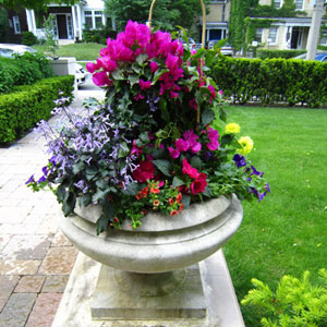 Seasonal garden urn