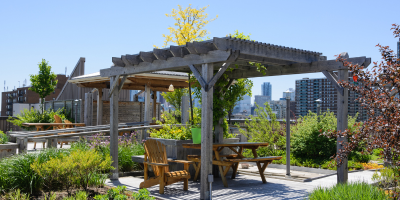 Green Roof patio set up - What are the benefits of installing a green roof? 