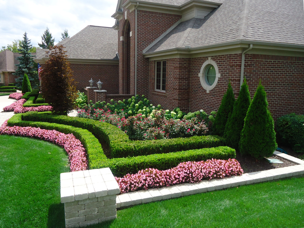Glorious Winter Gem Boxwood Decorating Ideas For Landscape Traditional Design Ideas With Glorious Begonias Brick Column